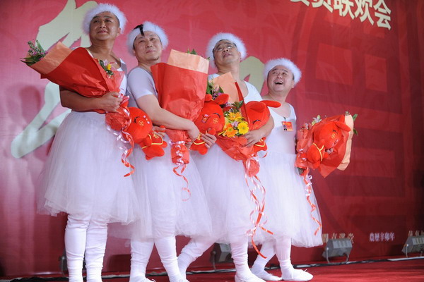 南京天鹅舞服装租赁,搞笑天鹅舞,天鹅舞服装,四小天鹅舞,年会创意节目