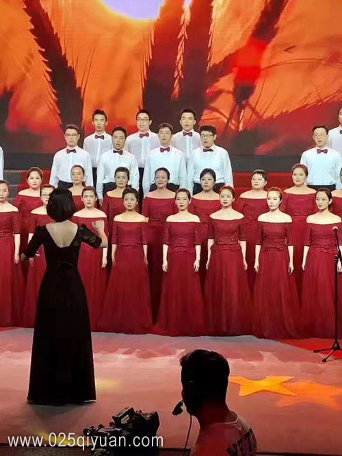 南京大合唱服装租赁，红色抹肩款